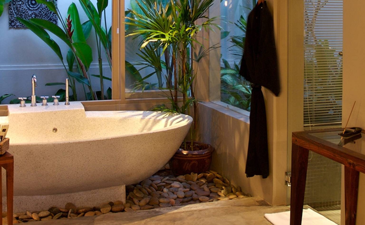 bathroom hotel & Airbnb cleaning 1536x947p